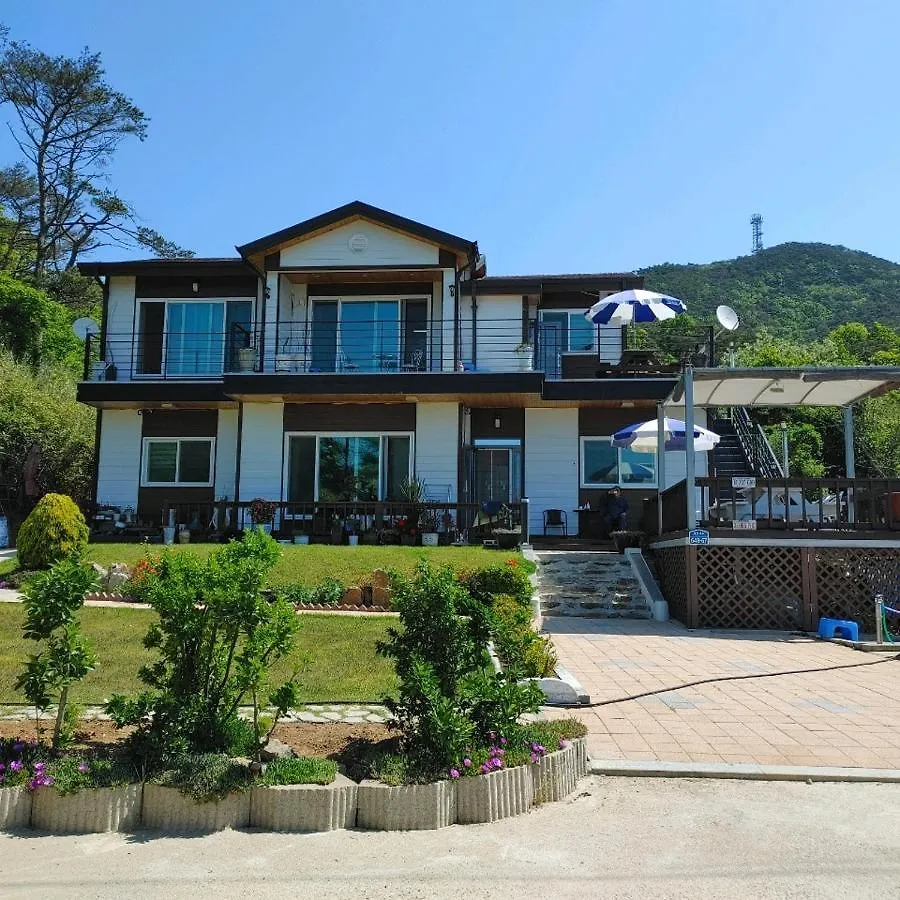 Incheon Dukjukdo Shimpyo Pension 인천 덕적도쉼표펜션 Holiday home